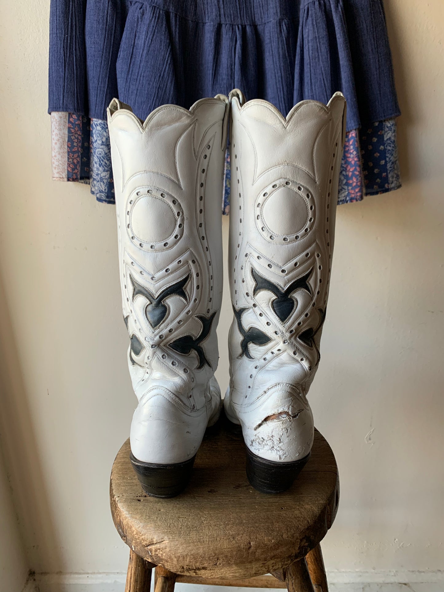 W9 1950s White Cowboy Boots with Navy Western Inlay / women's- as is
